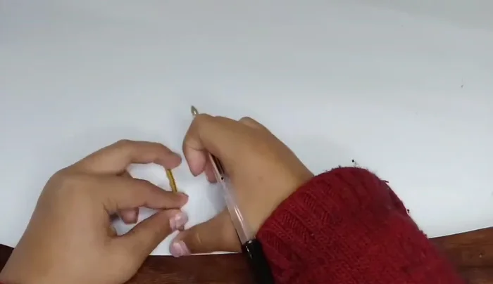 Formar semicírculos con las piezas recortadas, uniendo las líneas que se marcaron.