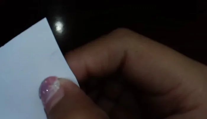 Recortar tiras de velcro y pegarlas con silicona caliente en las áreas marcadas. 