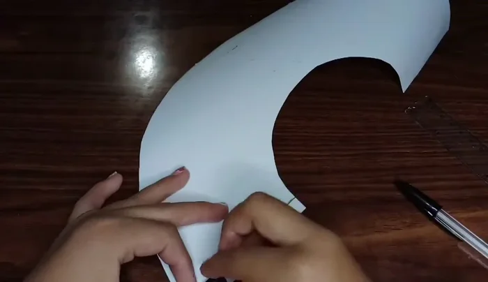 Recortar tiras de velcro y pegarlas con silicona caliente en las áreas marcadas. 