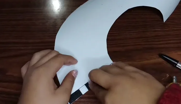 Colocar el bonito en el gato, verificando que no esté ni muy apretado ni muy flojo.