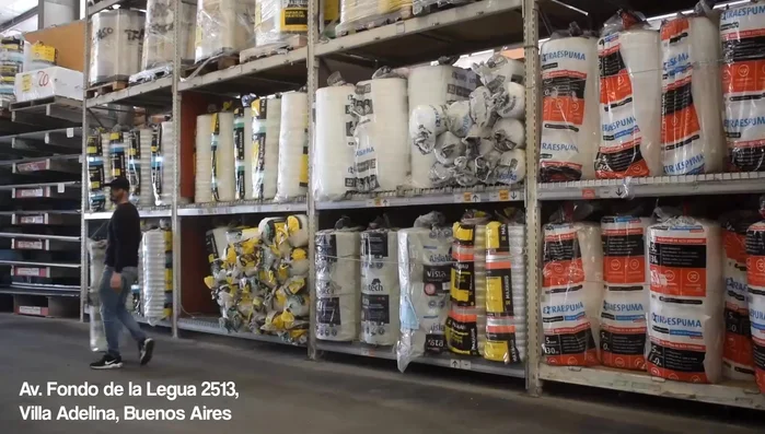 Colocar aislante térmico en todas las paredes y el techo, antes o después del revestimiento. Esto es fundamental para proteger al perro del calor y el frío.