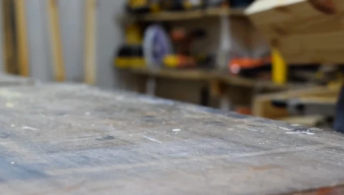 Colocar aislante térmico en todas las paredes y el techo, antes o después del revestimiento. Esto es fundamental para proteger al perro del calor y el frío.