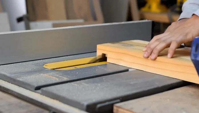 Instalar el revestimiento de madera de deck. Usar pegamento entre tablas para evitar huecos y asegurar una mejor unión. Empujar firmemente para superar la resistencia del aislante.