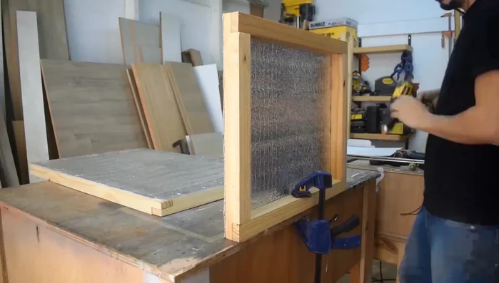 Instalar el revestimiento de madera de deck. Usar pegamento entre tablas para evitar huecos y asegurar una mejor unión. Empujar firmemente para superar la resistencia del aislante.