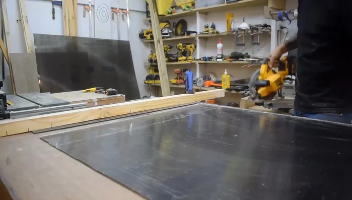 Realizar perforaciones en el policarbonato para el drenaje del agua. Sellar los bordes con sellador de silicona para evitar filtraciones.