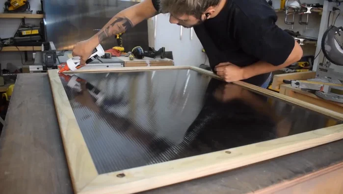 Realizar perforaciones en el policarbonato para el drenaje del agua. Sellar los bordes con sellador de silicona para evitar filtraciones.