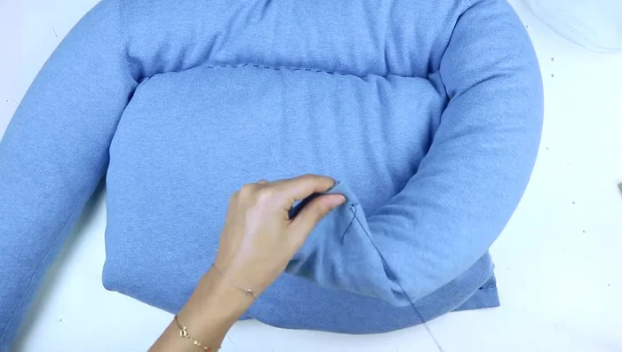 Cose la base de las mangas para asegurar que no se abran.