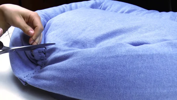 Cose la base de las mangas para asegurar que no se abran.