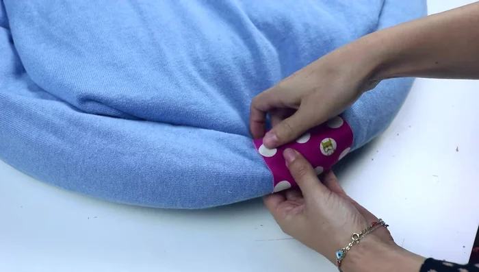 Decora la cama para disimular las puntadas. Puedes usar tela y silicona caliente para pegarla.