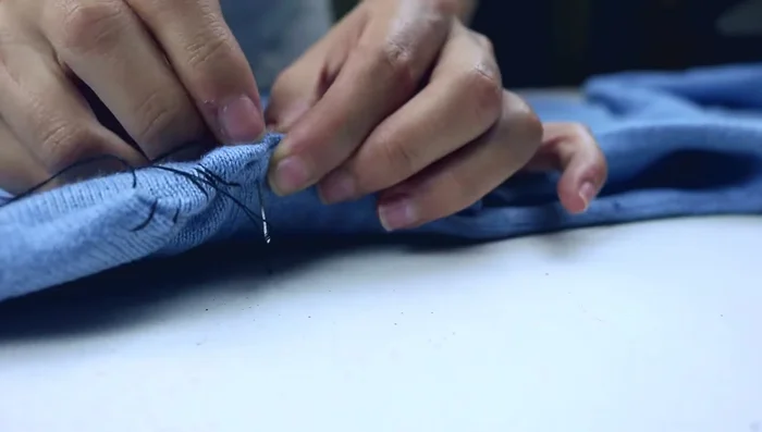 Cierra el cuello del jersey. Marca una línea recta horizontal a la altura del pecho del perro, desde una axila hasta la otra.