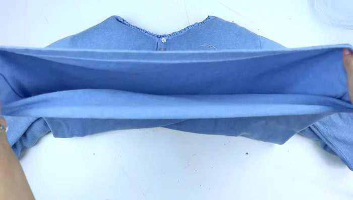 No rellenes completamente las mangas al principio. Cierra la parte inferior del jersey con una costura, utilizando broches para ayudar a mantener la tela en su lugar.