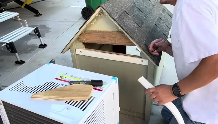 Tapar los huecos alrededor del aire acondicionado para sellar y evitar fugas de aire.