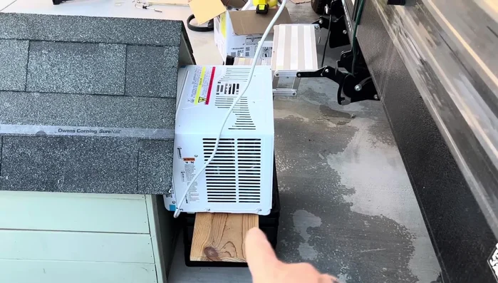 Agregar una base para el aire acondicionado para mayor estabilidad.