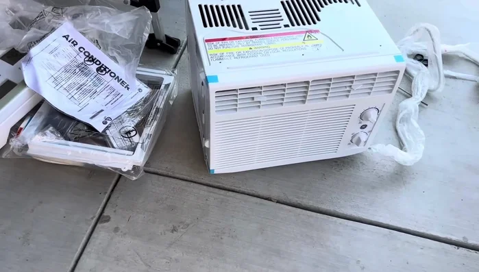 Instalar el aire acondicionado en el agujero de la casita.