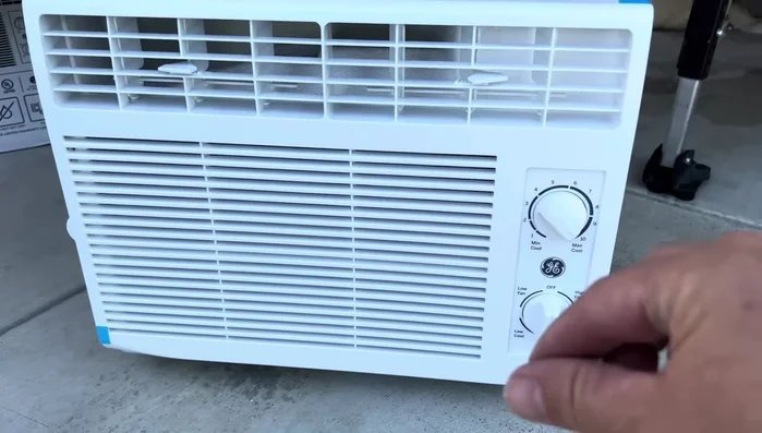 Tapar los huecos alrededor del aire acondicionado para sellar y evitar fugas de aire.