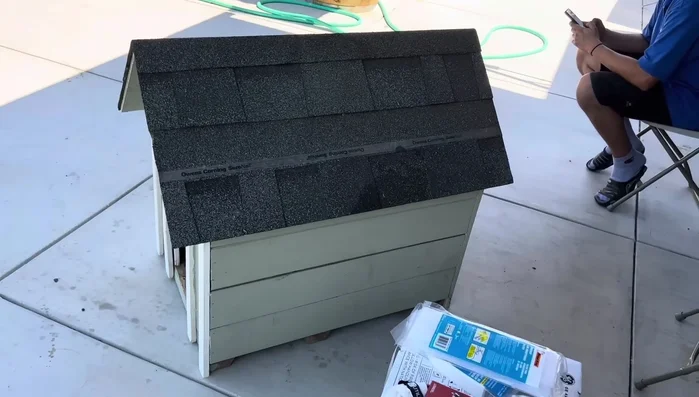 Instalar el aire acondicionado en el agujero de la casita.