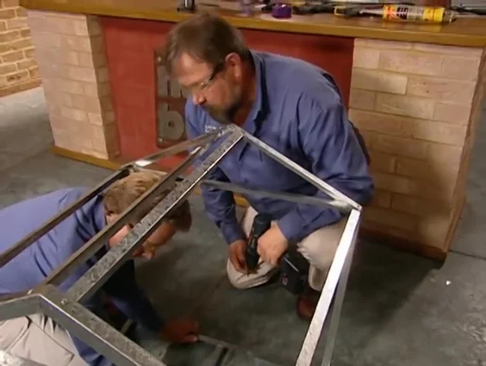 Perforar y atornillar para unir los dos extremos a dos aguas para formar el marco base.