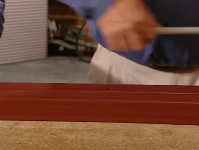 Cortar el cedro rojo occidental a 750 mm de longitud. Insertar cuatro longitudes de cedro en dos de los extremos del riel de la cerca, superponiéndolos para que encajen en una almohadilla de tablero de intemperie.