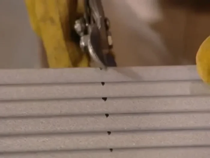 Cortar el cedro rojo occidental a 750 mm de longitud. Insertar cuatro longitudes de cedro en dos de los extremos del riel de la cerca, superponiéndolos para que encajen en una almohadilla de tablero de intemperie.