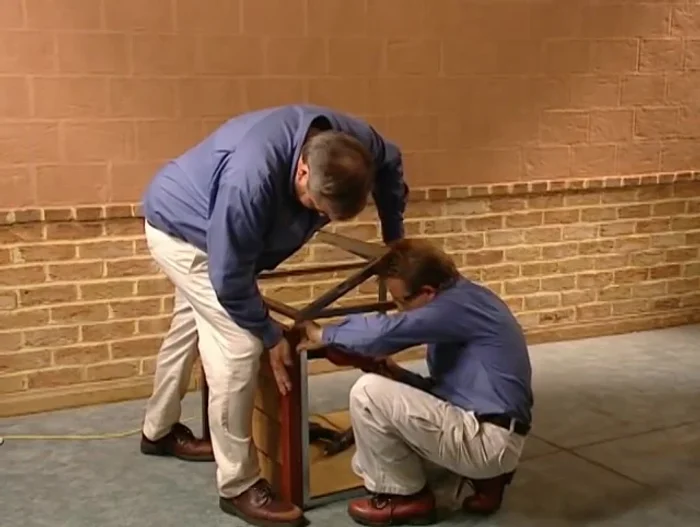 Perforar previamente y atornillar ambos lados al marco galvanizado. Fijar la lámina mini orbe al marco del techo fijándola en cuatro lugares a cada lado con adhesivo de construcción.