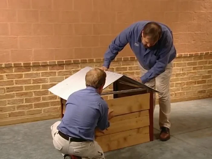 Agregar dos piezas verticales cortas al frente de la perrera y atornillar y pegar en su posición. Repetir los cortes del hastial en dos trozos de cedro para los segmentos superiores delanteros. Fijar y pegar juntos.