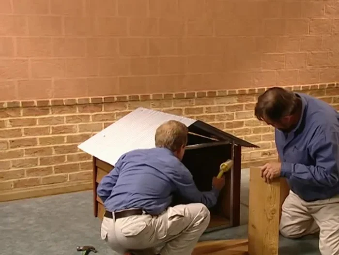 Agregar dos piezas verticales cortas al frente de la perrera y atornillar y pegar en su posición. Repetir los cortes del hastial en dos trozos de cedro para los segmentos superiores delanteros. Fijar y pegar juntos.