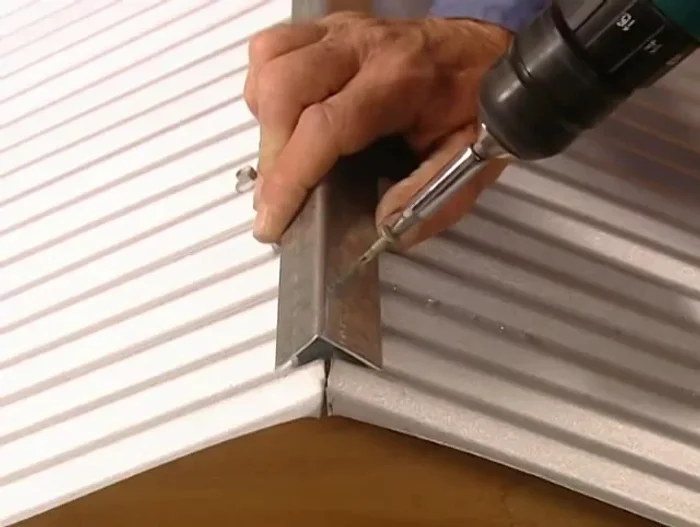 Cortar finales decorativos de cedro rojo occidental para terminar cada extremo de la perrera.