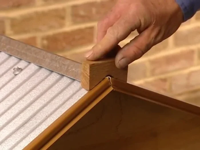 Cortar finales decorativos de cedro rojo occidental para terminar cada extremo de la perrera.