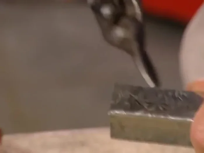 Perforar y atornillar para unir los dos extremos a dos aguas para formar el marco base.