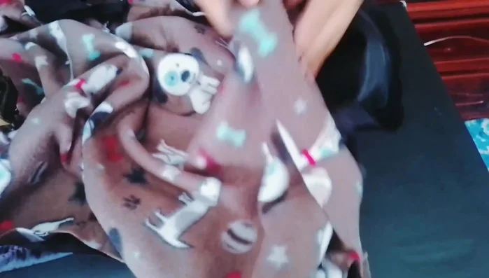 Dar vuelta la tela por el espacio abierto.