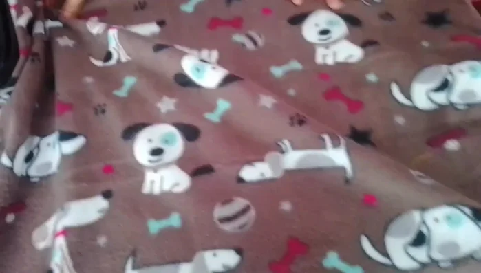 Medir 20 centímetros (o la medida deseada) en cada lado de la tela.