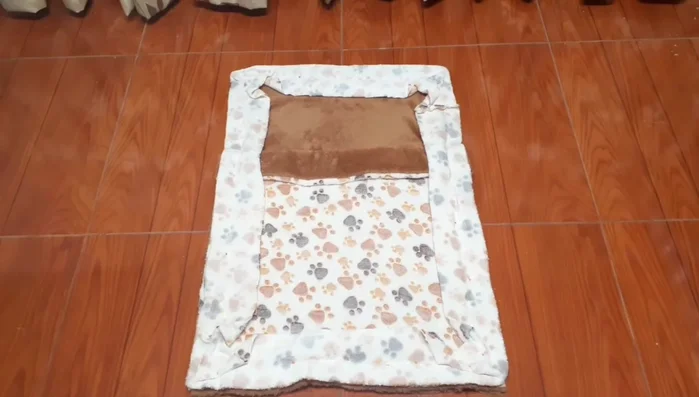 Unir la tira inferior a la pieza de tela para la base, cosiendo al contorno a 1 cm con puntadas grandes.