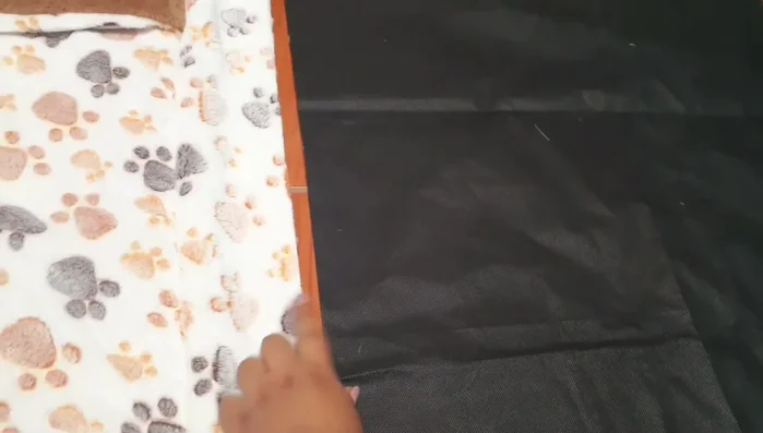 Unir la tira inferior a la pieza de tela para la base, cosiendo al contorno a 1 cm con puntadas grandes.