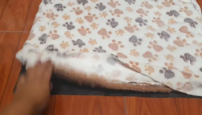 Colocar y coser el cierre en la parte inferior de la cama, dejando los dientes hacia abajo.