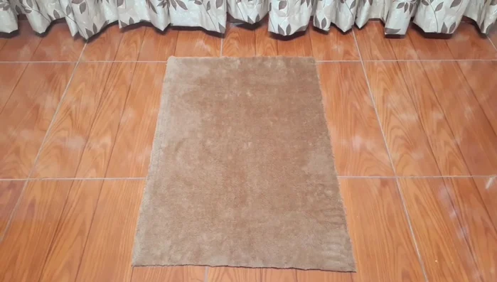 Cortar tiras largas de 10 cm de ancho para el contorno de la cama (dos tiras de cada color de tela peluche).