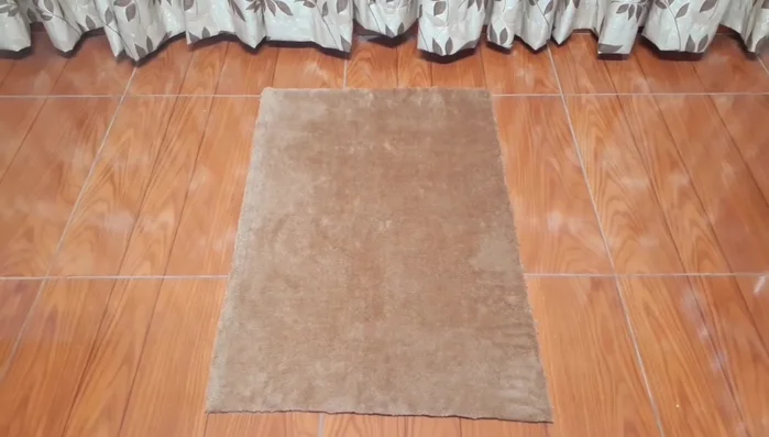 Cortar tiras largas de 10 cm de ancho para el contorno de la cama (dos tiras de cada color de tela peluche).