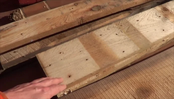 Cortar las estacas de madera a 27cm de largo para reforzar la estructura.