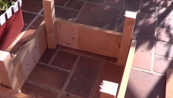 Cortar las estacas de madera a 27cm de largo para reforzar la estructura.