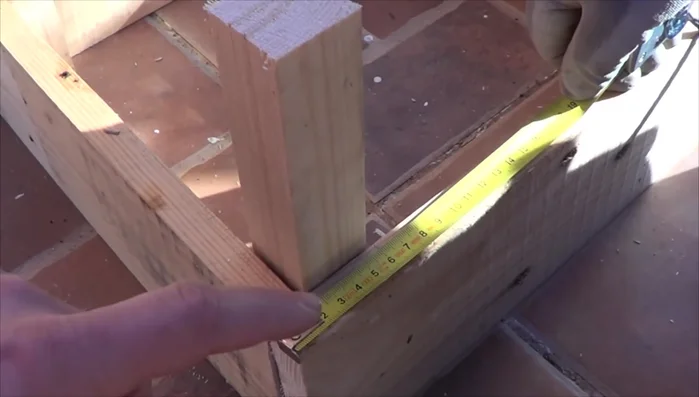 Crear la entrada: cortar una sección de 15cm x 15cm en uno de los laterales, formando un arco en la parte superior.