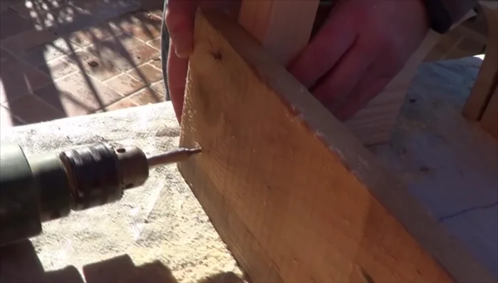 Ensamblar la estructura: atornillar los laterales y las estacas, asegurando una estructura rígida.