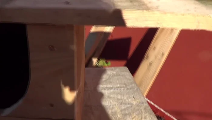 Construir el suelo: cortar y atornillar tablas de madera para cubrir la base del refugio.