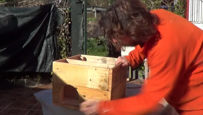 Aplicar aceite de linaza (o protector de madera) a la estructura exterior para protegerla de la intemperie.