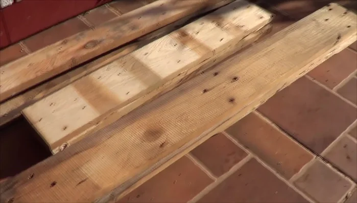 Desmontar el palé y seleccionar las tablas. Se necesitan tablas de aproximadamente 120cm (para laterales) y 80cm (para el interior).