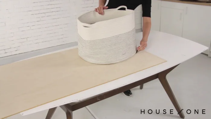 Crea un segundo óvalo más pequeño para la entrada al nivel inferior. Usa el taladro y la broca de paleta para iniciar el corte y luego termina con la sierra de calar.