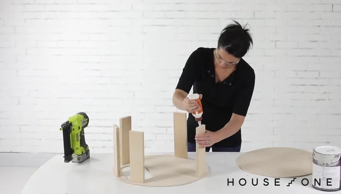 Pega y clava las tablas a las piezas de madera contrachapada para crear la estructura de dos niveles.