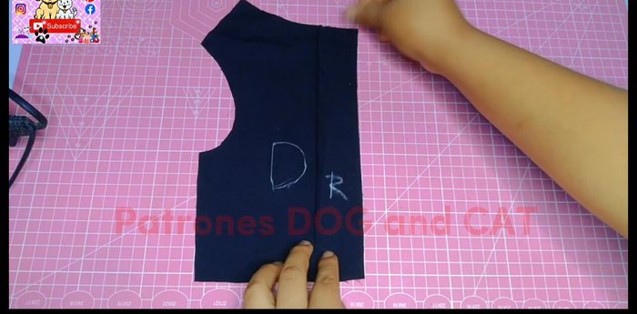 Doblar hacia adentro el sobrante (1 cm) de la tapeta y la pieza delantera, y coser al borde.