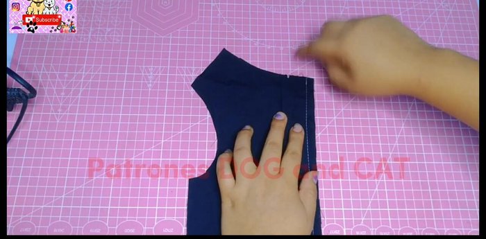 Doblar hacia adentro el sobrante (1 cm) de la tapeta y la pieza delantera, y coser al borde.