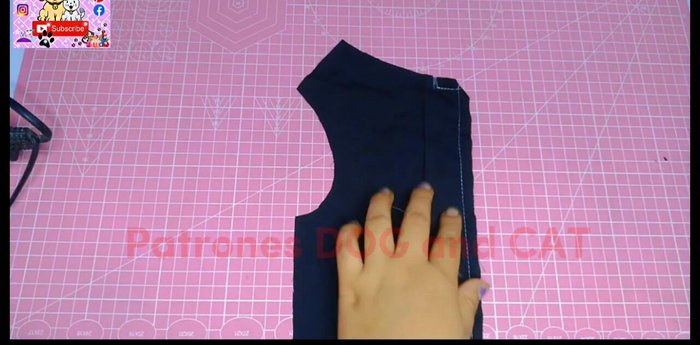 Doblar hacia adentro el sobrante (1 cm) de la tapeta y la pieza delantera, y coser al borde.