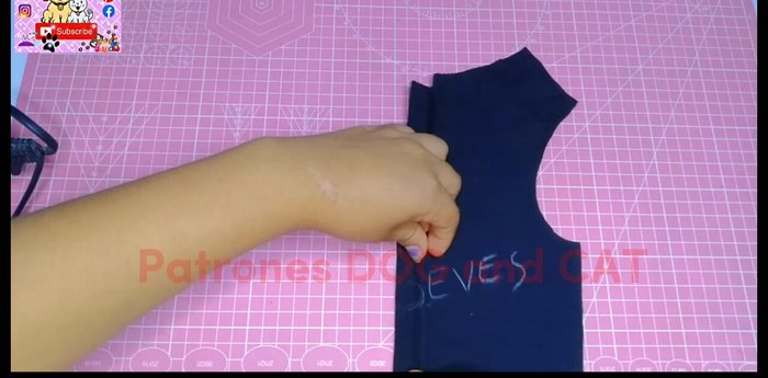 Doblar hacia adentro el sobrante (1 cm) de la tapeta y la pieza delantera, y coser al borde.