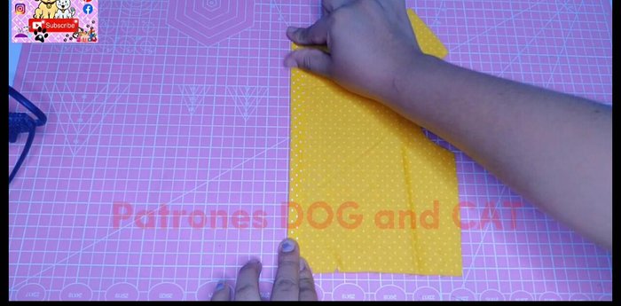 Doblar 1 cm hacia el revés en el borde de la vuelta de la pieza delantera, planchar.